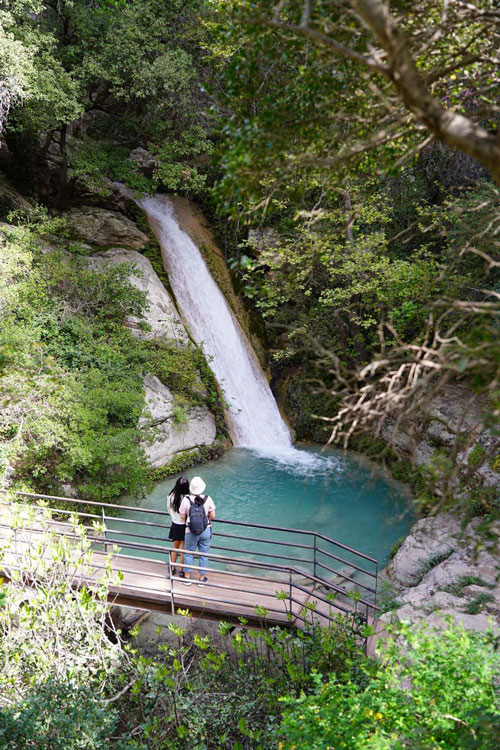 Δύο στάδια καταρράκτη πάνω στο φαράγγι – Αναδεικνύει την όμορφη ροή σε πολλαπλά επίπεδα.
