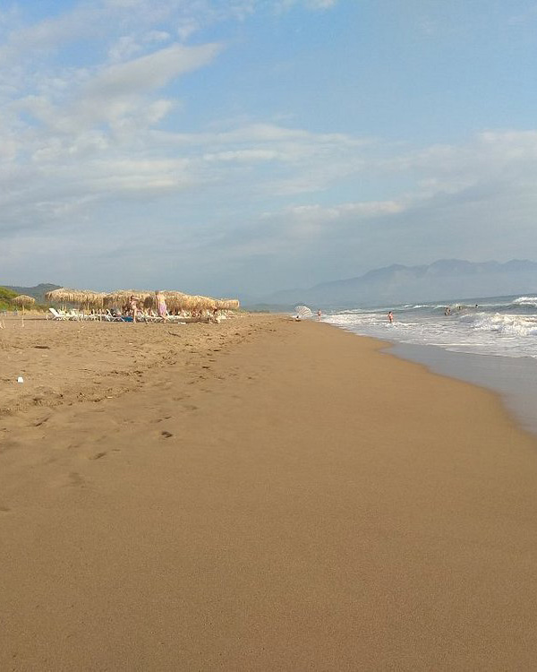 Φυσικό σκηνικό με σκιά και πλατάνια – Απεικονίζει την ευρύτερη, καταπράσινη κοιλάδα γύρω από τον ποταμό.