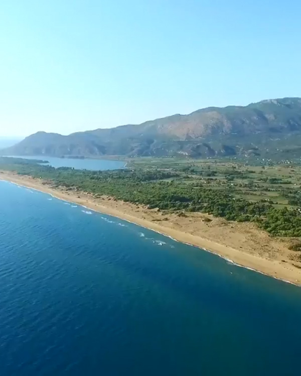 Δύο στάδια καταρράκτη πάνω στο φαράγγι – Αναδεικνύει την όμορφη ροή σε πολλαπλά επίπεδα.